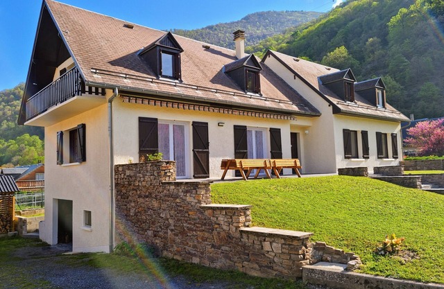Grande villa de 300 m² avec jardin privatif - Bagnères-de-Luchon