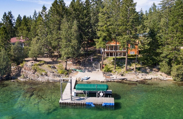 La cabine de grand-mère dans les bois sur le lac!