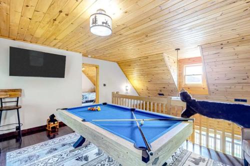 Grandpa John Cabin - Hot Tub, Game Room
