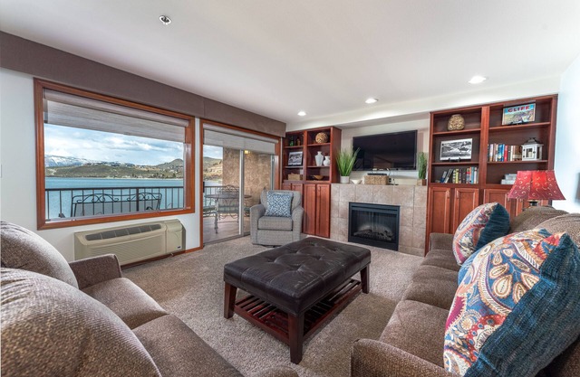 Grandview Lake View 204! Luxueux condo de 2 chambres à coucher au bord de l'eau, pour 6 personnes!