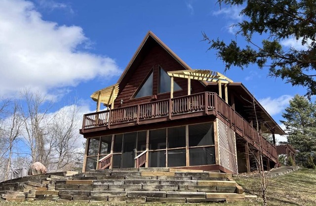 GRAND VIEW - RIVERVIEW CABIN avec vue sur le fleuve Mississippi avec HOT TUB!