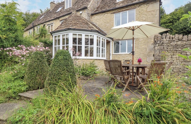 GRANGE COTTAGE, family friendly, with open fire in Minchinhampton