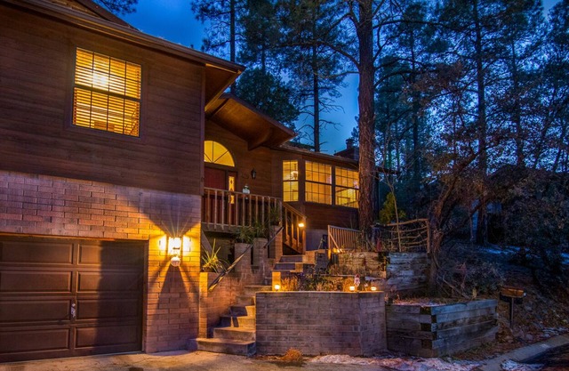 Granite Creek Retreat- Beautiful 5 Bedroom Home 5 minutes from Whiskey Row