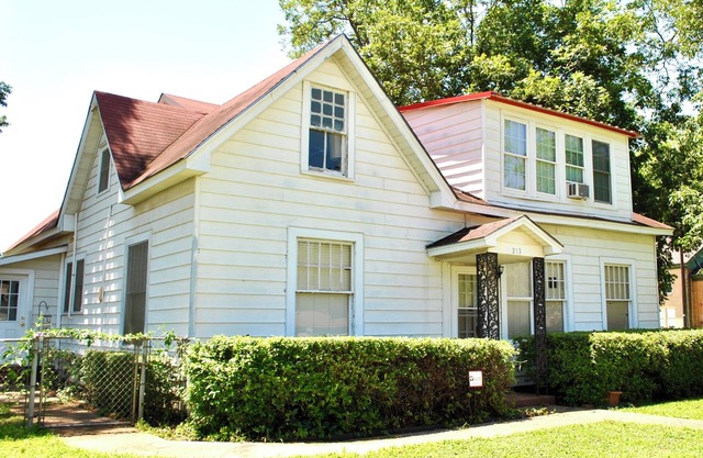 Gran’s House in the Heart of Downtown Bullard, Texas