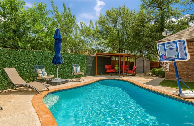 Grassland Cottage - Private Pool, Gated Entry, 2 Living Areas, WFH Office, Near Dining & Hotspots!