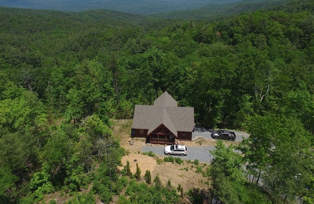 Nouvellement classé, Grassy Mountain View, situé au sommet de Fort Mountain, à quelques kilomètres d'Ellijay. Bain à remous extérieur