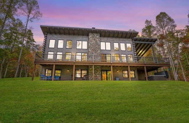 Gray Ridge - 6BR/4BA Modern Style Log Cabin - Walk to Old Man's Cave!