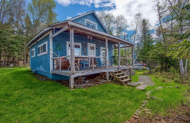 Ce camp rustique se trouve à droite sur l'eau