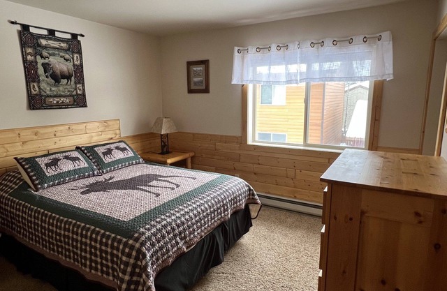 Grayling Creek Cabin 122B, 2 Bedrooms 1.5 Bath Cabin 2 Minutes to Yellowstone
