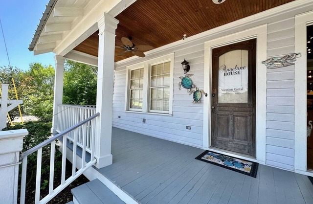 Great 1 bed apartment in first block of Main St!