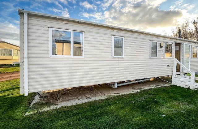 Great 10 berth caravan at Martello Beach Holiday Park ref 29045DW