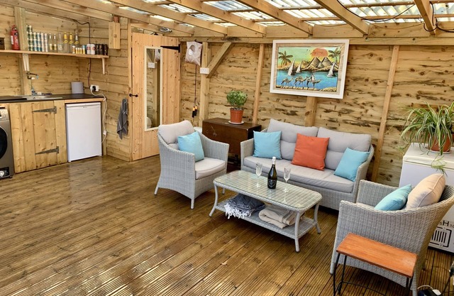 Great 2 bedrooms: 1king 1small dbl with private entrance, big garden