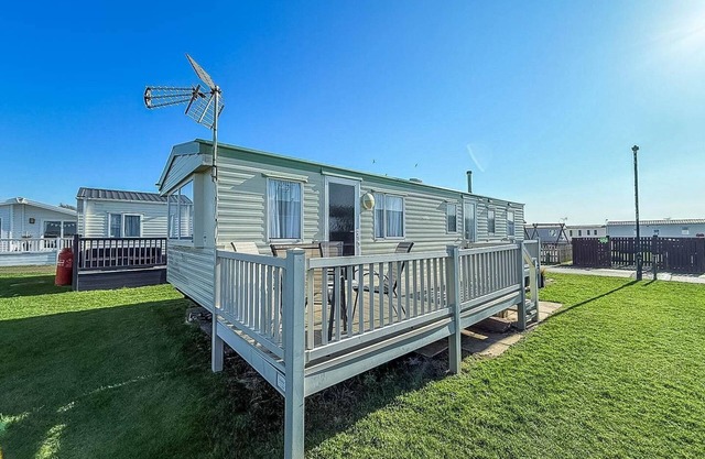 Great 6 berth caravan with side decking in Heacham ref 21054A