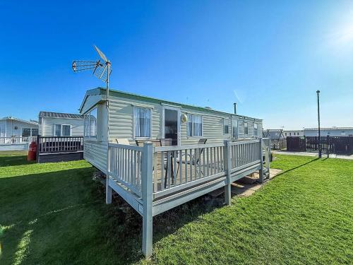Great 6 Berth Caravan With Side Decking In Heacham Ref 21054A