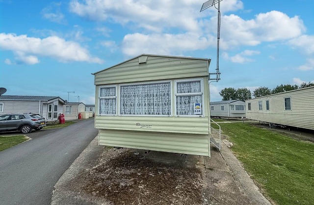Great 8 berth caravan at Seawick Holiday Park, Clacton-on-Sea ref 27053R