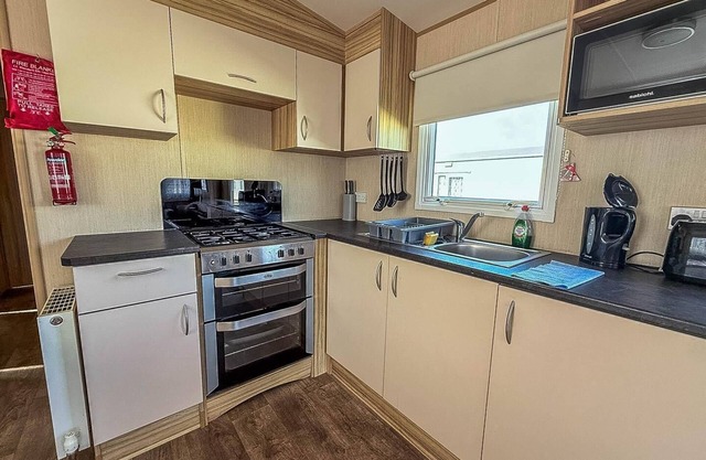 Great 8 berth caravan in Norfolk near to Great Yarmouth ref 20178BS
