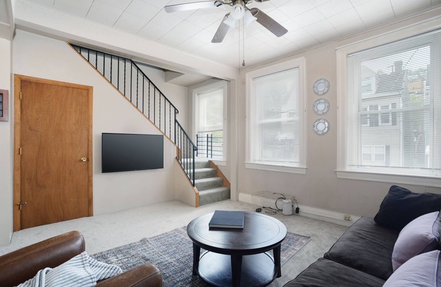 Great Apartment w/ Views. Close to Hospitals and Attractions!