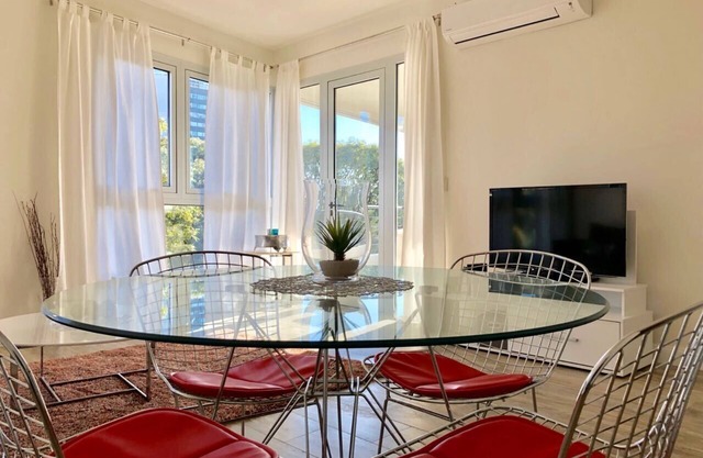 Grand appartement avec une vue imprenable sur la rivière sur un excellent emplacement