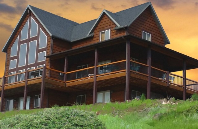 BearLake Lookout-Game Room, un puits de mousse avec mur de pierres, une vue imprenable sur le lac,