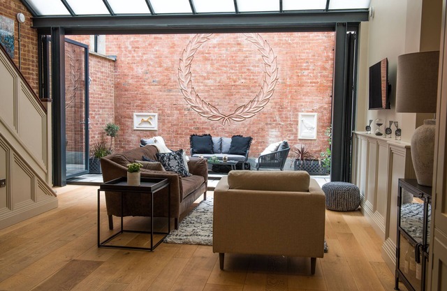 Great art deco 2-bedroom duplex apartment in thriving town centre.