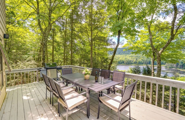 Great Barrington Lakeside Getaway w/ Kayak & Grill