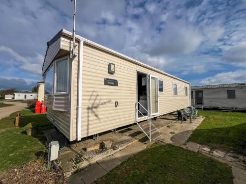 Great Caravan With Modern Furnishings At Dovercourt Holiday Park Ref 44007D