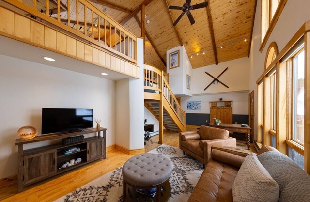 Great CB South location next to Tully's, Free Bus, Camp4 Coffee, Cement Creek Rd