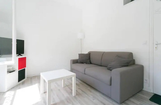 Great cosy studio minutes away from the metro!