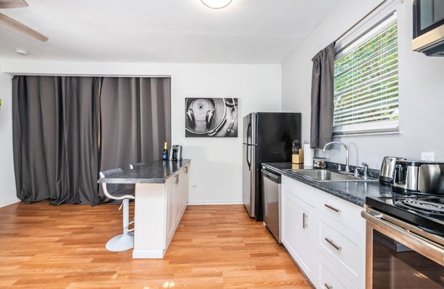 Great cottage in Design District - Renovated - King bed - Sofa bed - Hot tub!