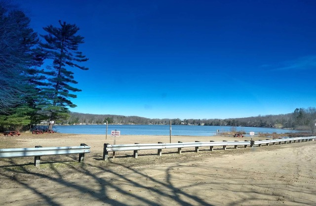 Great Cozy Cabin, in Lake Community, Private Beach,State land,Trails,Fishing,Orv