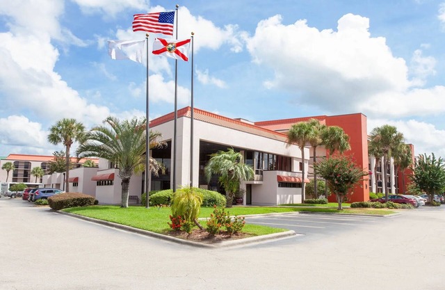 Great Deal! 2 Comfy Units, Close to Parks, Pool, Breakfast, FREE Parking!