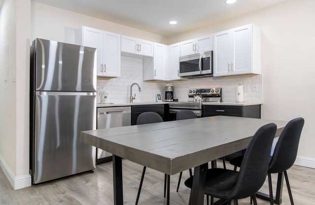 Great Deal! Serene Unit, Near Ski Lifts, Free Shuttle Service, Hot Tub, Jacuzzi, Hiking, Ice Skating