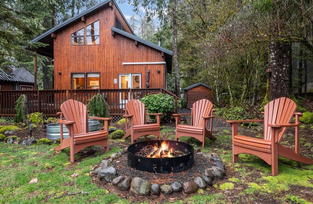 Enchanting Riverside Experience, Hot Tub, Fire-Pit, Communal Pool, 17 Miles to Mt Hood, Pet-Friendly