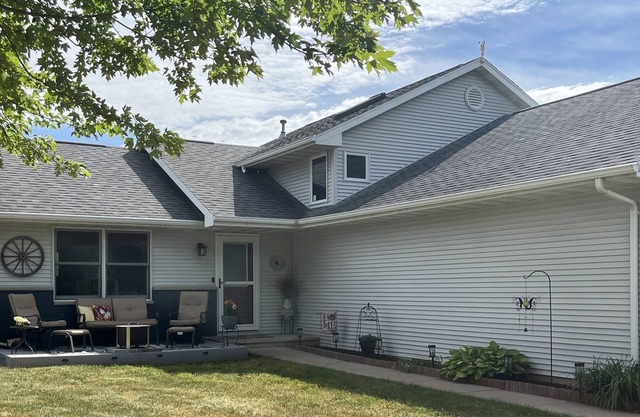 Great EAA Location. Perfect home for a Family with Pool