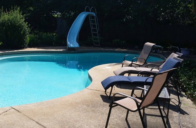 Great Eastside Location w / Pool and Screen Porch Retreat