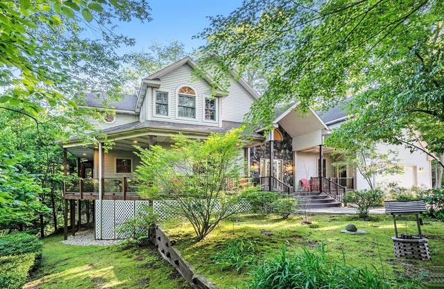 Great Escape: Spacious, Home Theater, Fire Pit, Walk to Downtown