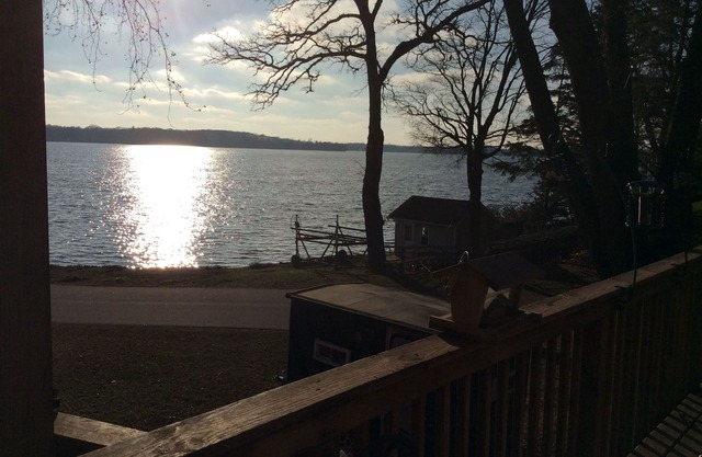 Grande une chambre avec belle vue sur l'indépendance du lac