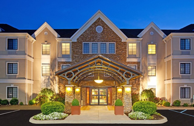 Great for Business Travelers! Free Breakfast Buffet + Shared Outdoor Pool.