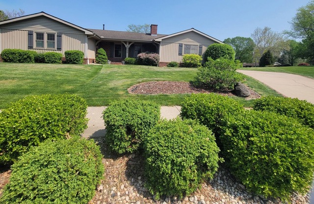Central Location! Quiet retreat in the middle of Peoria.