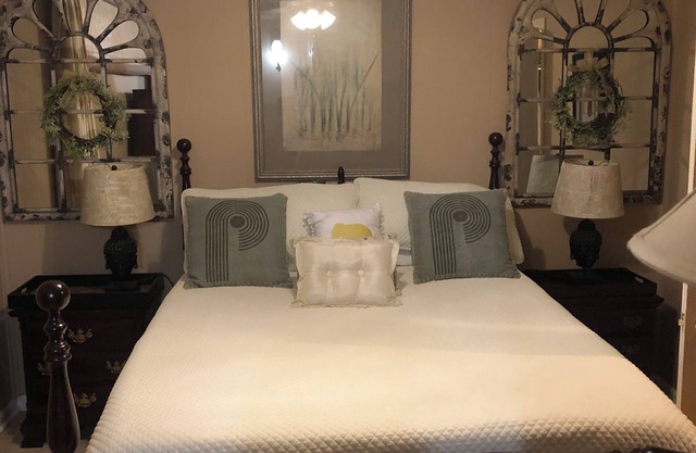SLEEPS 4 — DU GRAND PORC À BOIRE DU CAFÉ