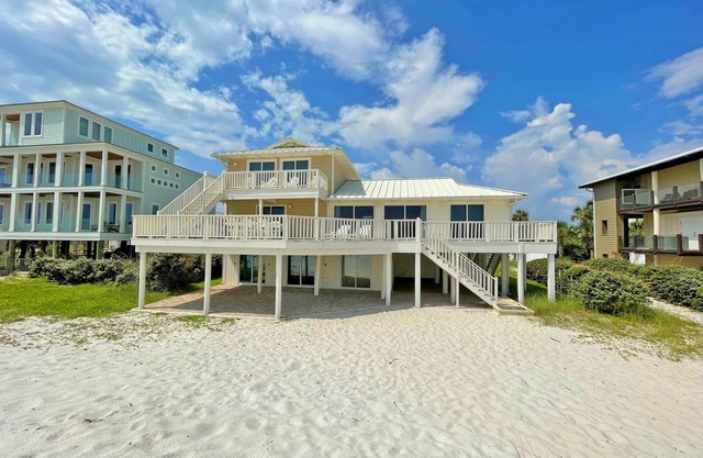 Gulf Front Family-Friendly Home avec terrasse spacieuse et une vue imprenable.