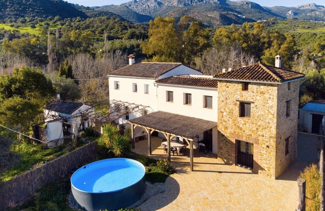 Maison de vacances confortable avec piscine privée, pour les randonneurs ou simplement pour se détendre!