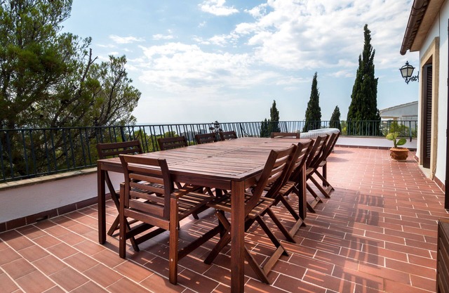 Grande villa de vacances avec immense terrasse et vue mer imprenable