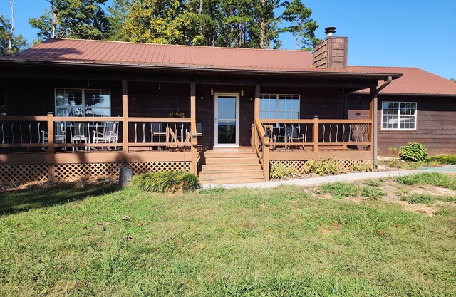 Great House, Great Vibe. Lake Access/View, Clean, Quiet, Family Pet Friendly.