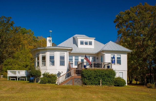 Great house with dock on Lake Murray SC. Excellent for families, fishing, fun