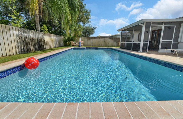 Great house with heated pool, full kitchen, and enclosed yard!!