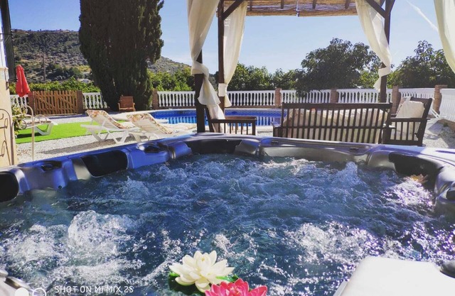 GRANDE MAISON AVEC EXTÉRIEUR JACUZZI ET PISCINE À PROXIMITÉ DU PARC NATUREL, PLAGE DE 20 MINUTES
