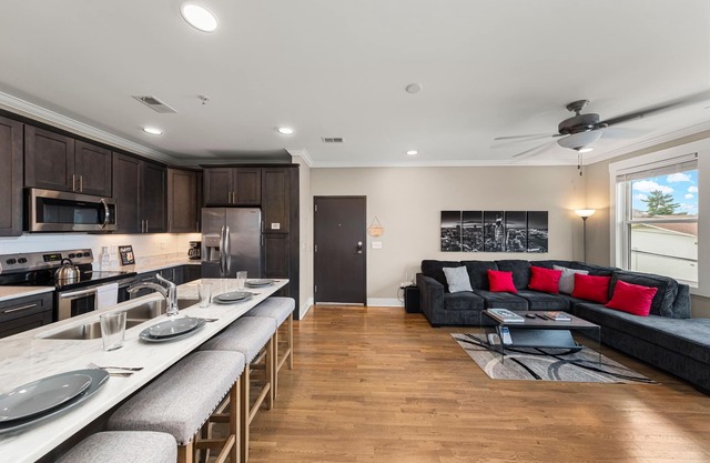 Great Location! 2 BR Condo! Minutes To Downtown