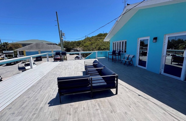 Great Location 3-bedroom apartment in Georgetown - Exuma with WiFi, AC.