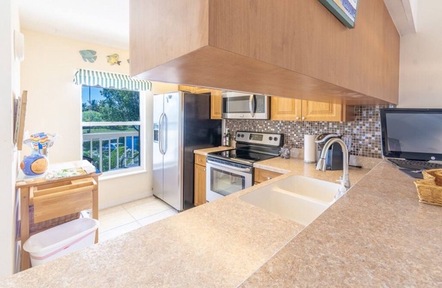 Great location 5 minutes to Marco Island and many Golf Courses!! Cozy 2 bedrooms